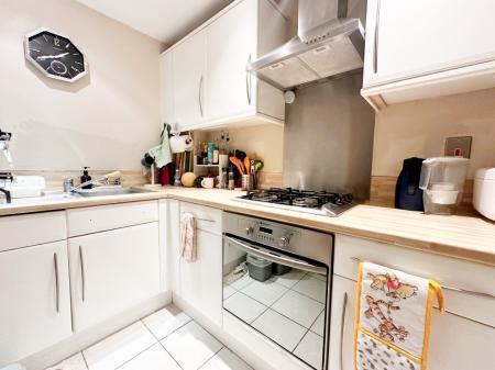 2 bedroom Flat for sale in Heathcote Road