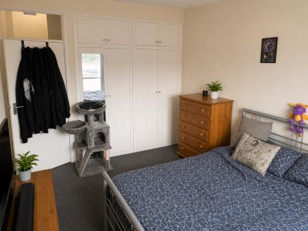 2 bedroom Flat to let in Reading Road, Yateley, GU46