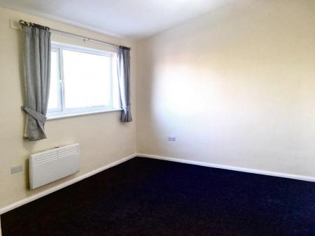 2 bedroom Flat to let in Reading Road, Yateley, GU46