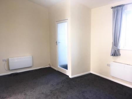 2 bedroom Flat to let in Reading Road, Yateley, GU46