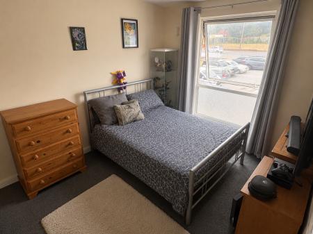 2 bedroom Flat to let in Reading Road, Yateley, GU46