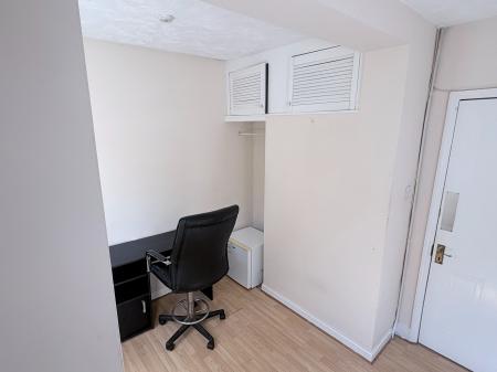 1 bedroom House share to let in Farnborough Road, Farnborough