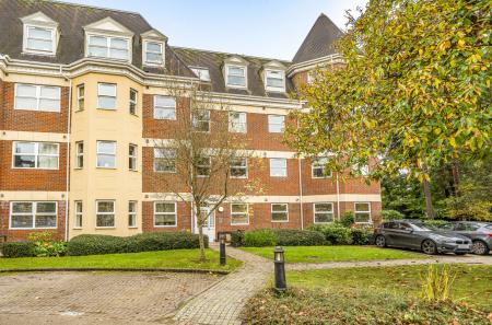 2 bedroom Flat to let in Elmhurst Court