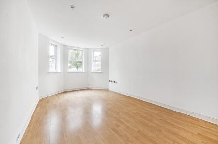 2 bedroom Flat to let in Elmhurst Court
