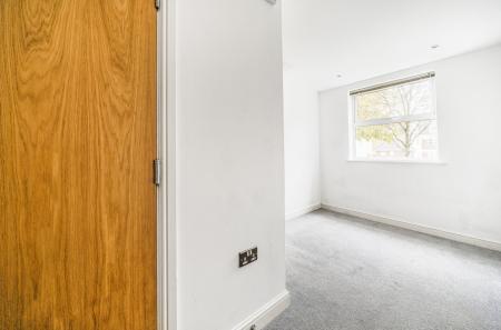 2 bedroom Flat to let in Elmhurst Court