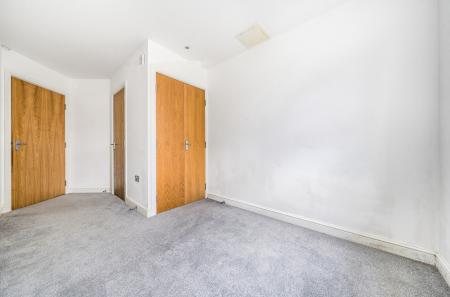 2 bedroom Flat to let in Elmhurst Court