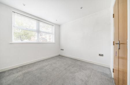 2 bedroom Flat to let in Elmhurst Court