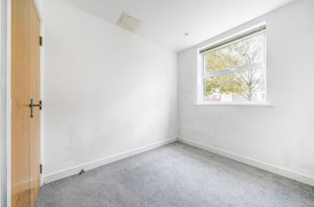 2 bedroom Flat to let in Elmhurst Court