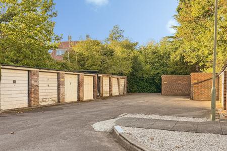 2 bedroom Flat for sale in Church Road, Frimley