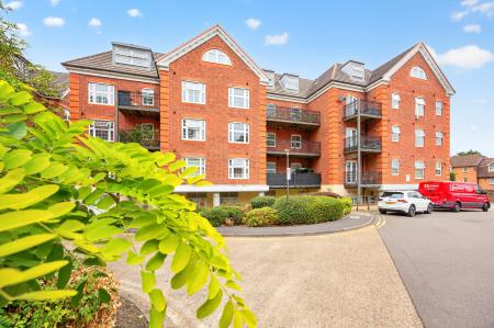 2 bedroom Flat to let in Dorchester Court, Camberley