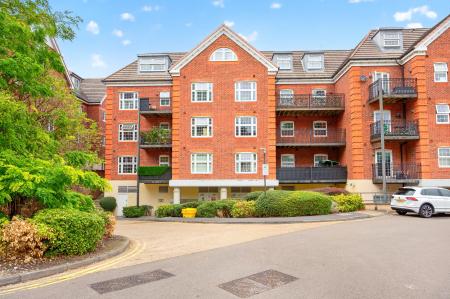 2 bedroom Flat to let in Dorchester Court, Camberley