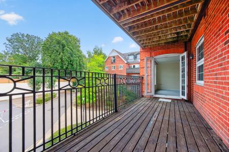 2 bedroom Flat to let in Dorchester Court, Camberley