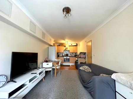2 bedroom Flat to let in Queens Court, St Margarets Square, Cambridge, CB1