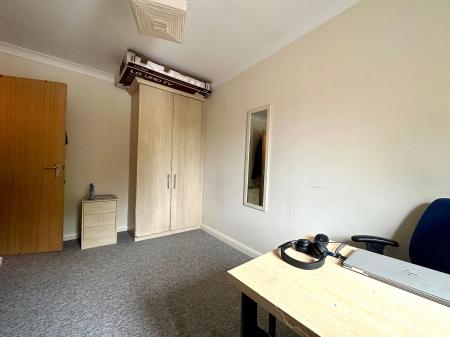 2 bedroom Flat to let in Queens Court, St Margarets Square, Cambridge, CB1