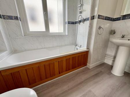 2 bedroom Flat to let in Coronation Street, Cambridge, CB2