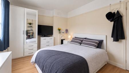 3 bedroom Flat to let in Elmfield Road, Cambridge, CB4