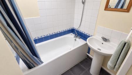 3 bedroom Flat to let in Elmfield Road, Cambridge, CB4