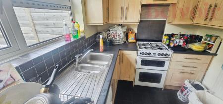 3 bedroom Flat to let in Elmfield Road, Cambridge, CB4