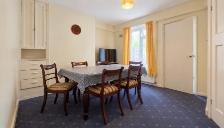 3 bedroom Flat to let in Elmfield Road, Cambridge, CB4