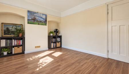 3 bedroom Flat to let in Elmfield Road, Cambridge, CB4