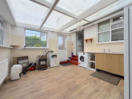 4 bedroom Detached bungalow for sale in Sundour Crescent, Wednesfield, Wolverhampton, WV11