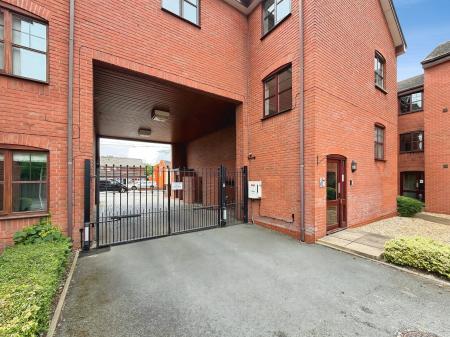 1 bedroom Flat for sale in 94 Hednesford Road, Hednesford, Cannock, WS12