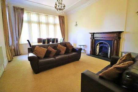 3 bedroom Flat to let in Lake Road East, Roath Park, Cardiff, CF23