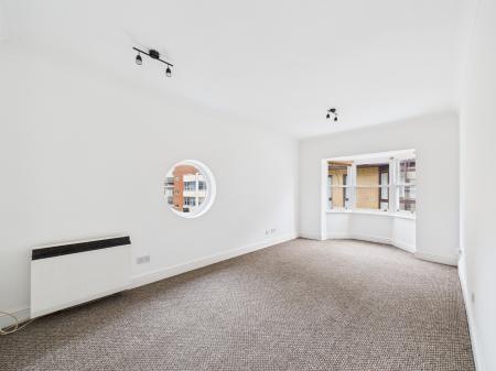 1 bedroom Flat for sale in Cathedral Walk, City Centre, Chelmsford, Essex, CM1