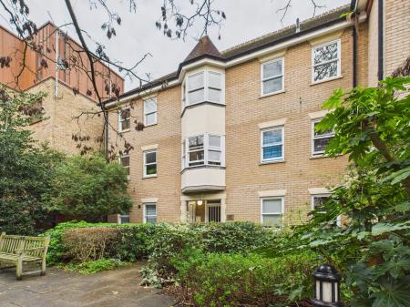 1 bedroom Flat for sale in Cathedral Walk, City Centre, Chelmsford, Essex, CM1