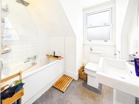 2 bedroom Flat for sale in Cathedral Walk, City Centre, Chelmsford, Essex, CM1