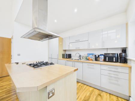 2 bedroom Flat for sale in Hill Road South, Chelmsford, Essex, CM2