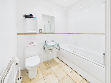 2 bedroom Flat for sale in Hill Road South, Chelmsford, Essex, CM2