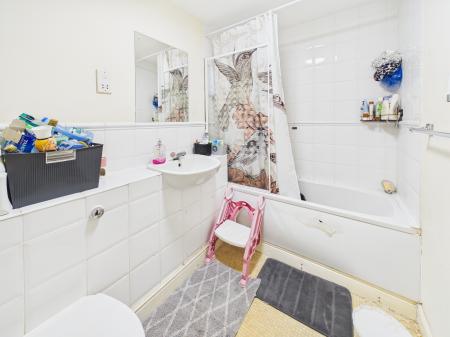 2 bedroom Flat for sale in Parkinson Drive, The Village, Chelmsford, Essex, CM1