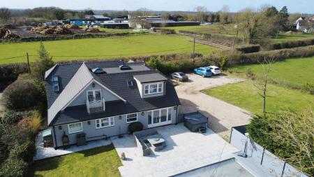 4 bedroom Detached house for sale in Boreham Road, Great Leighs, CM3