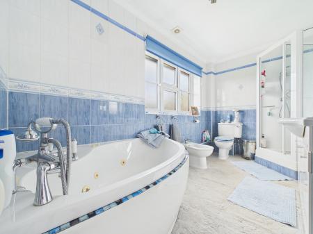 5 bedroom Detached house for sale in Chalklands, Howe Green, Chelmsford, Essex, CM2