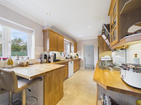 5 bedroom Detached house for sale in Chalklands, Howe Green, Chelmsford, Essex, CM2