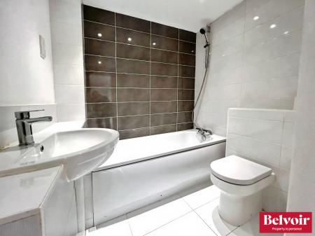 2 bedroom Flat to let in Lockside Marina, Hill Road South, Chelmsford, Essex, CM2