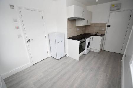 1 bedroom Flat to let in Main Road, Broomfield, Chelmsford, Essex, CM1