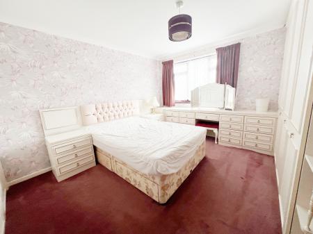 4 bedroom Semi-detached house to let in Berwick Avenue, Broomfield, Chelmsford, Essex, CM1