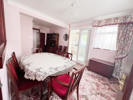 4 bedroom Semi-detached house to let in Berwick Avenue, Broomfield, Chelmsford, Essex, CM1