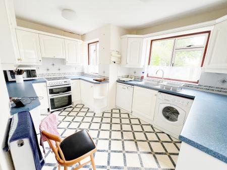 4 bedroom Semi-detached house to let in Berwick Avenue, Broomfield, Chelmsford, Essex, CM1