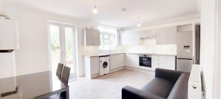 3 bedroom Semi-detached house to let in Swiss Avenue, Chelmsford, Essex, CM1