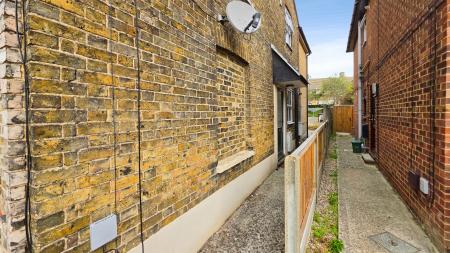 1 bedroom Maisonette to let in Alma Drive, City Centre, Chelmsford, Essex, CM1