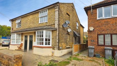 1 bedroom Maisonette to let in Alma Drive, City Centre, Chelmsford, Essex, CM1