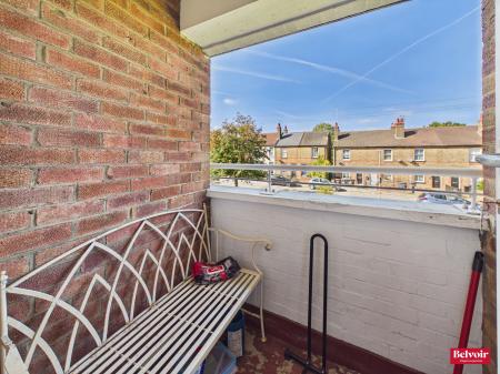 2 bedroom Flat for sale in Upper Bridge Road, Old Moulsham, Chelmsford, Essex, CM2