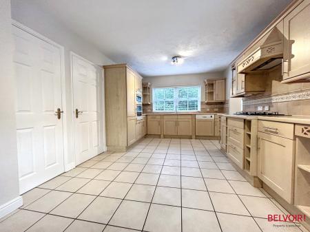 4 bedroom Detached house to let in Grace Gardens, Cheltenham, GL51