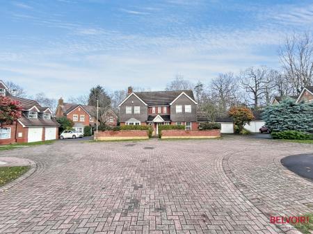 4 bedroom Detached house to let in Grace Gardens, Cheltenham, GL51