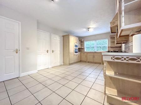 4 bedroom Detached house to let in Grace Gardens, Cheltenham, GL51