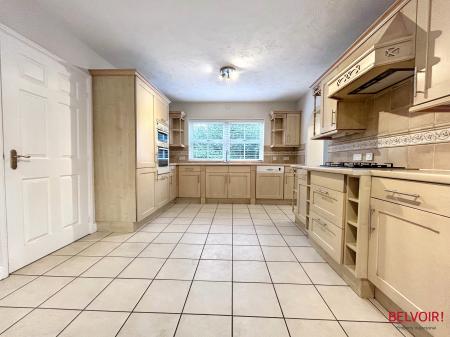4 bedroom Detached house to let in Grace Gardens, Cheltenham, GL51