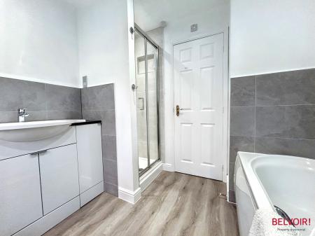 4 bedroom Detached house to let in Grace Gardens, Cheltenham, GL51